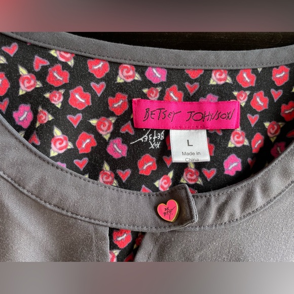Betsey Johnson Grey Scrub Top with Pink details Large - Picture 8 of 8